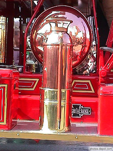 photo d'extincteur sur camion de pompier