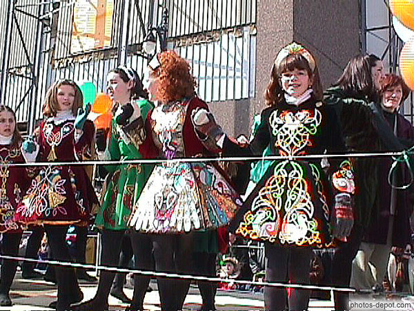 photo de petites filles irlandaises en costume