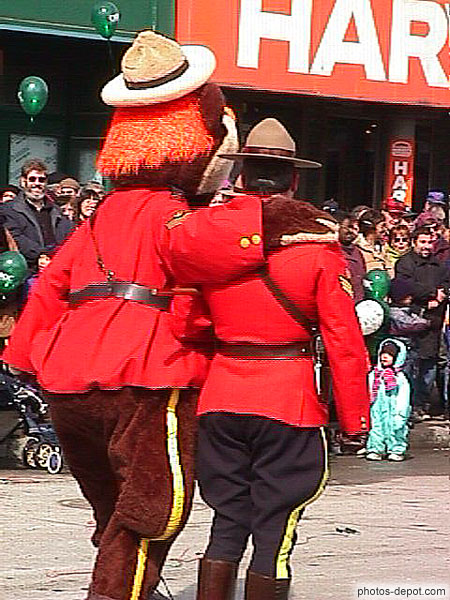 photo de policier et mascotte police montée canadienne