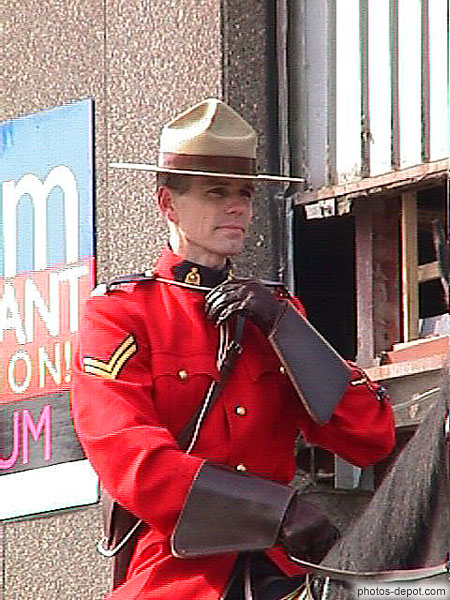 photo d'homme de la police montée canadienne à cheval