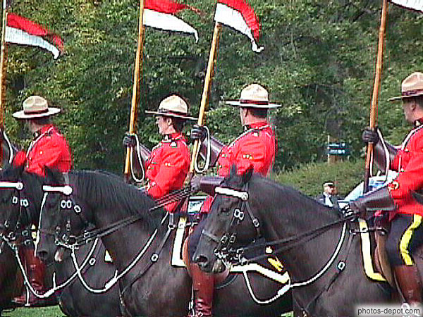 photo de cavaliers aux fanions de la police montée canadienne