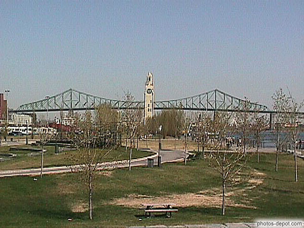 photo de pont Jacques Cartier derrière la tour du port