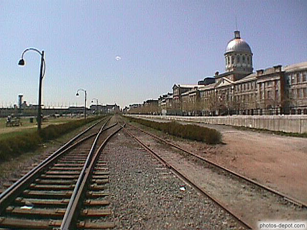 photo de rails des trains déchargeant les marchandises du port