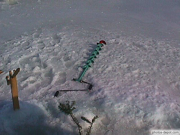 photo d'outil pour percer la glace pour pêcher sur le fleuve St Laurent