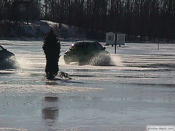 photo de voitures sur le lac gelé d'Oka