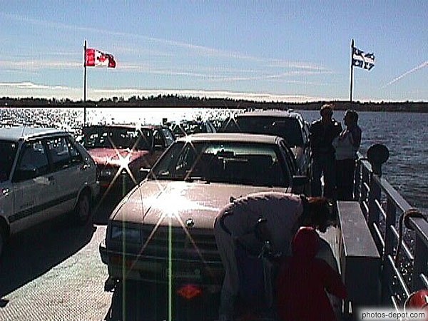 photo de bac chargé de voitures traversant le lac d'Oka