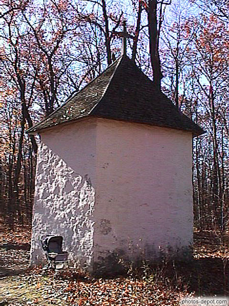photo de petite chapelle dans la forêt