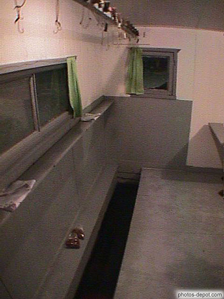 Tranchée dans la cabane, traversant la glace pour pêcher le poisson des cheneaux l'hiver