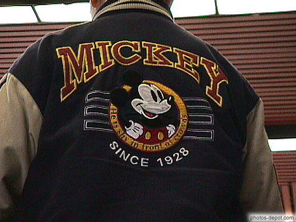 photo de Mickey, he is shy in front of crowds, il est timide devant la foule