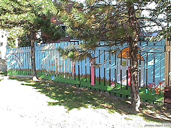 Peintures d'enfants sur barrière