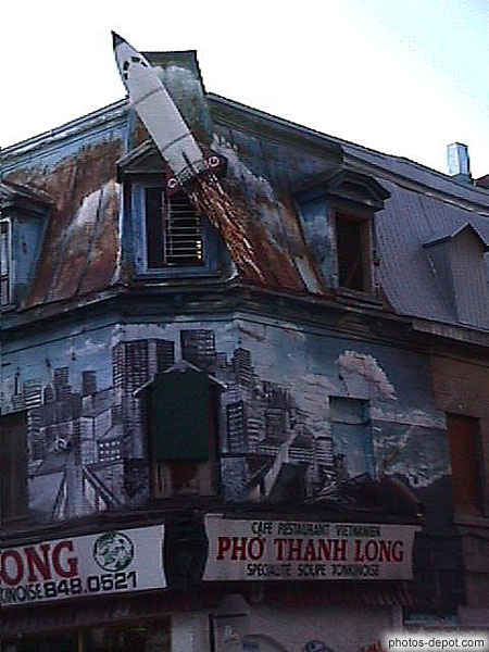 Fusée accrochée au toit Canada, Quebec, Photo 1998