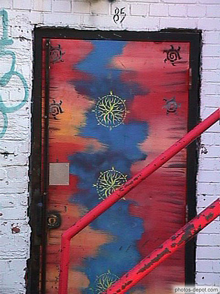 photo de porte de fer aux motifs peints