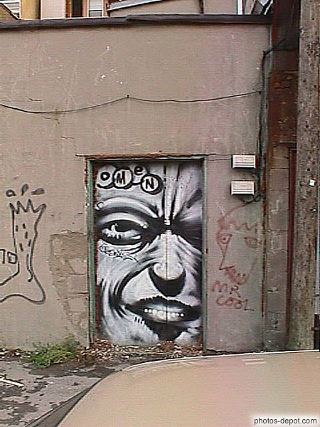 Tête d'homme sur porte