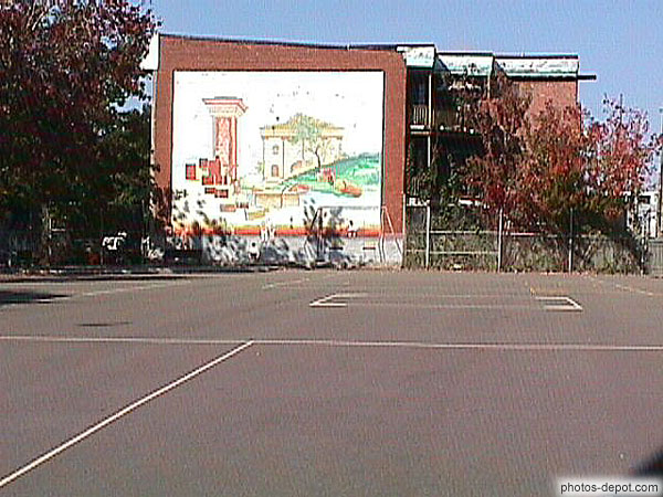 photo de tag devant terrain de sport