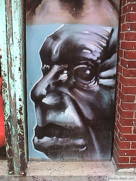 photo de visage expressif peint sur porte