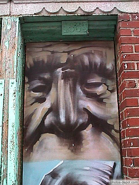 photo de visage passif peint sur porte