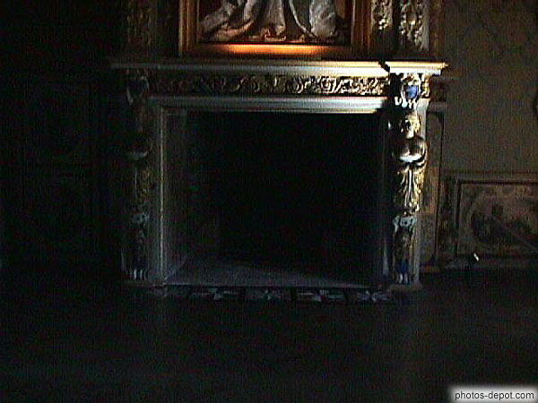 Cheminée ornée de fines statues France, Bretagne, Blain, Photo 1998