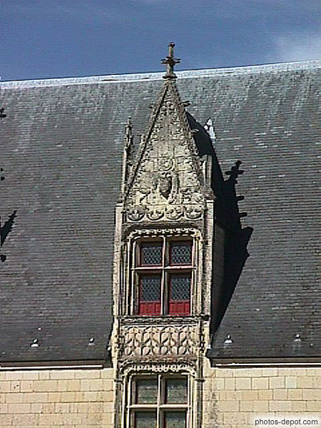 photo de fenêtre dans le toit aux pierres sculptées