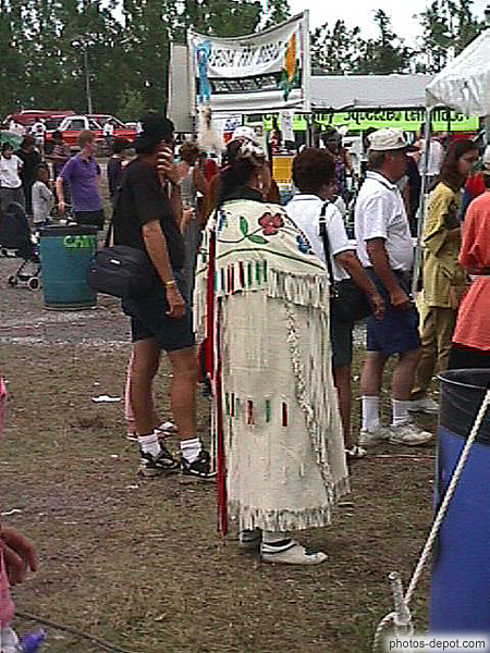 Indienne en manteau blanc