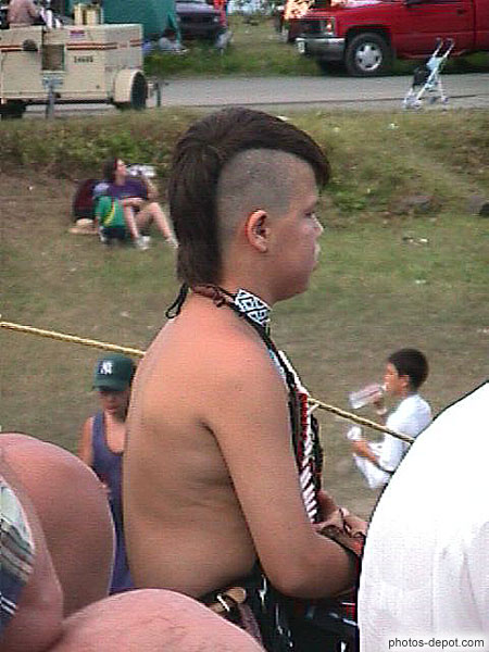 photo de jeune Iroquois crâne rasé