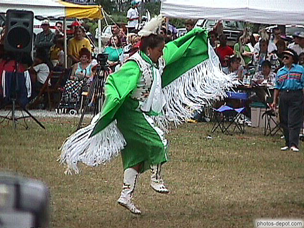 photo de danseuse Amérindiennne en costume vert à franges blanches