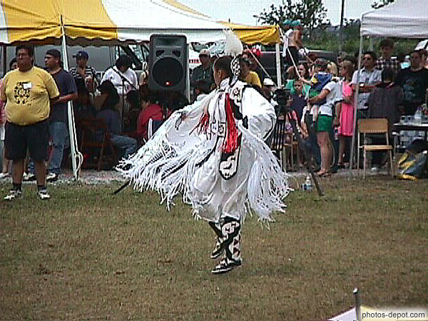 photo de danseuse Amérindiens en costume blanc