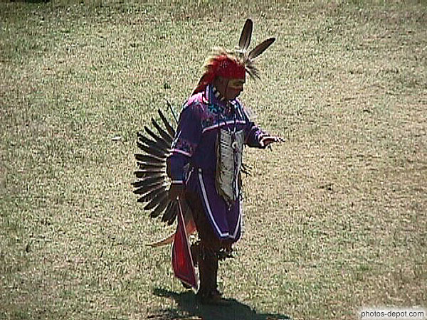 photo d'Amérindien en costume à plumes