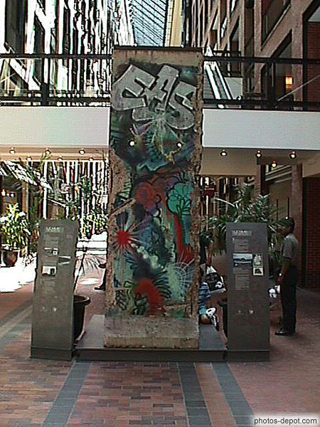photo de morceau du mur de Berlin, offert en cadeau à la ville de Monrtéal lors de la chute du mur