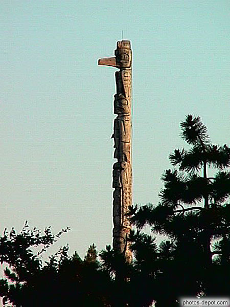 photo de Totem amérindien de bois sculpté