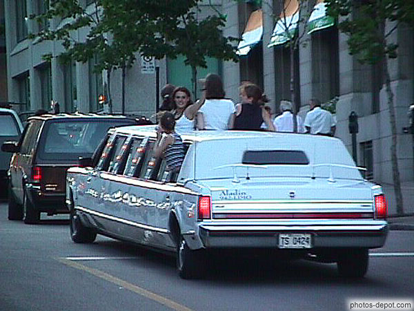 photo de jeunes filles dans limousine blanche
