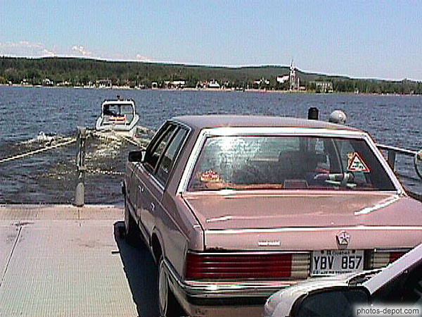 photo de traversée du Lac d'Oka en bac tracté par un petit bateau