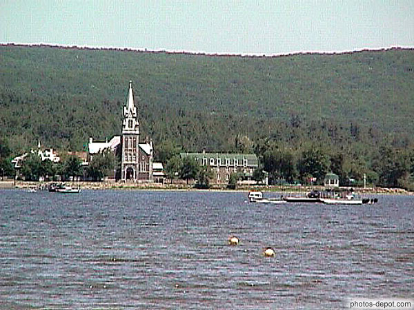 photo de église d'Oka derrière le fleuve