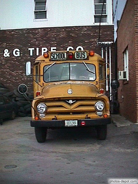 photo de Vieil autobus scolaire jaune