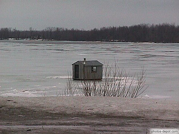 photo de baraque de bois sur la glace pour la pêche