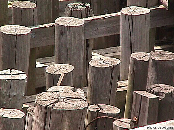 photo de billes de bois pontons du port