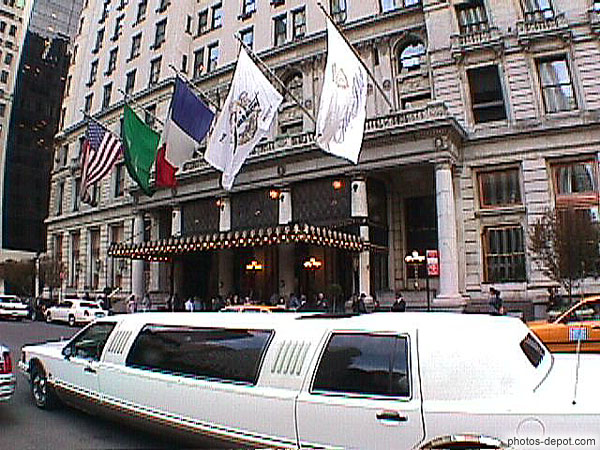 photo de Limousine blanche devant hotel de luxe