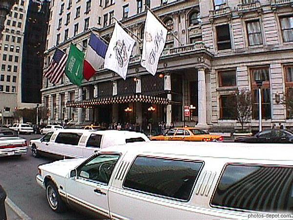 photo de défilé de limousines devant hotel de luxe