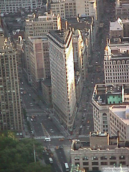photo d'immeuble en pointe à l'angle de rues en Y