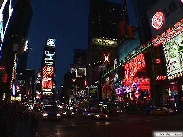 photo de Times Square éclairé la nuit