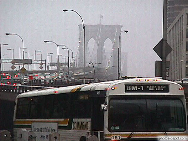 photo de pont de Brooklyn dans la brume