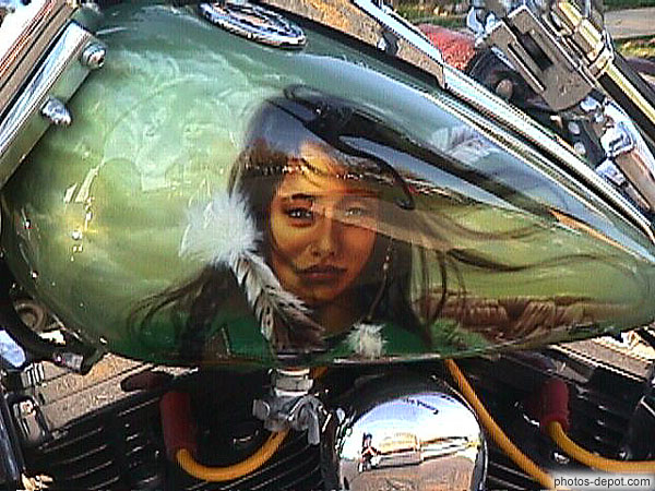 photo de réservoir Harley Davidson peint visage indienne