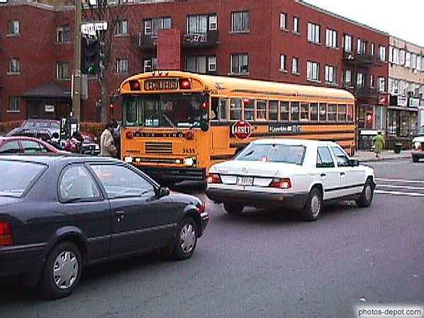 photo de bus d'écoliers s'arrête : les voitures s'arrêtent dans les 2 sens