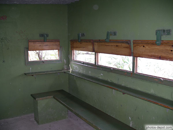 photo de postes d'observation d'oiseaux dans la réserve