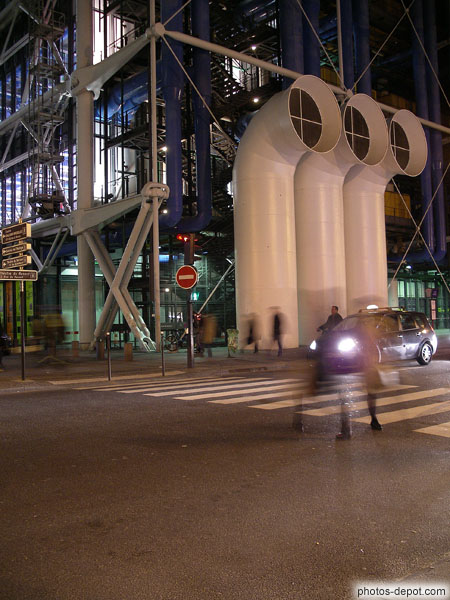 photo de tuyaux comme des cheminées de paquebot, Centre Beaubourg