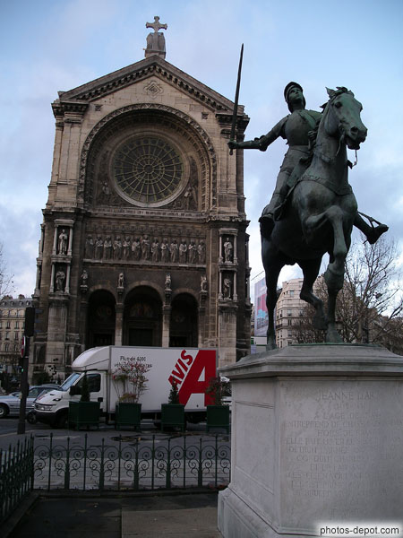 photo de Jeanne d'Arc face à l'Eglise St Augustin
