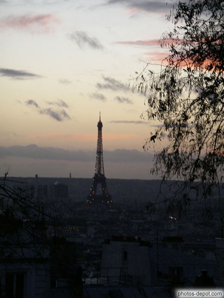 photo de Tour Eiffel illuminée le soir