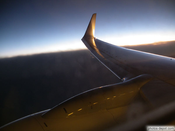 photo d'aile d'avion à l'aube