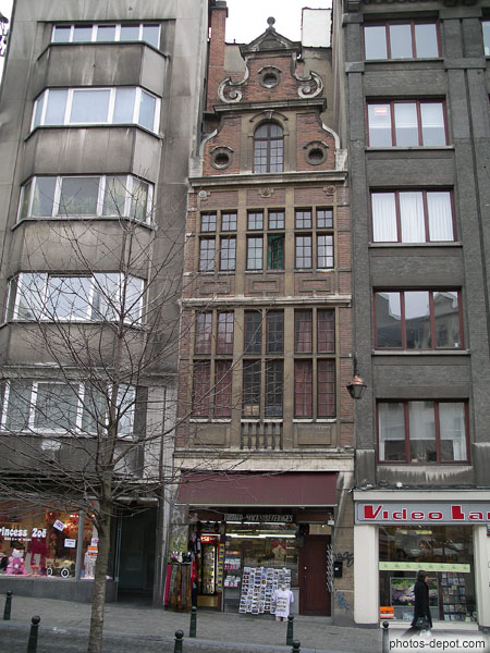 photo de maison typique entre deux immeubles