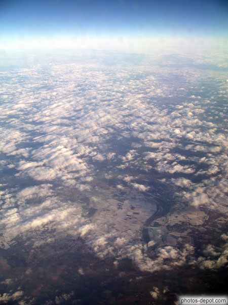 photo de nuages au dessus de la terre