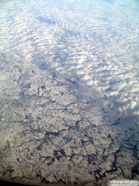 photo de nuages au dessus du plateau enneigé